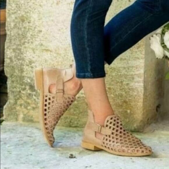 Anthropologie Musse & Cloud Calia Leather Perforated Booties Size 8 - Picture 1 of 13